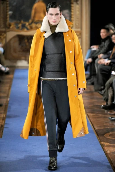 Look 10